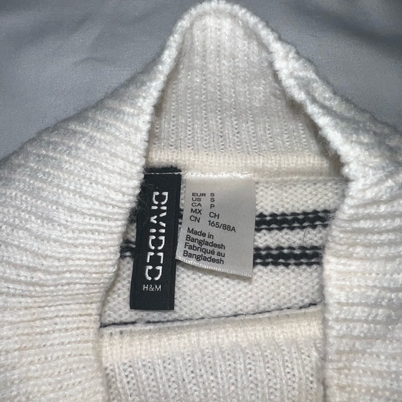 H&M DIVIDED Cream/White and Black Striped Cropped Turtleneck Sweater - Picture 4 of 4